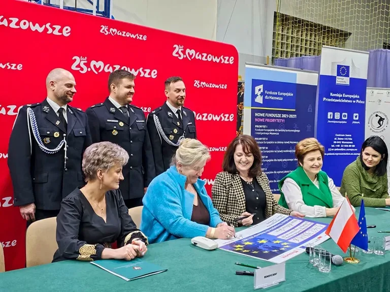 OSP w Małkini Górnej, Nurze, Komorowie i Wąsewie z nowymi wozami strażackimi dzięki wsparciu UE (zdjęcia)