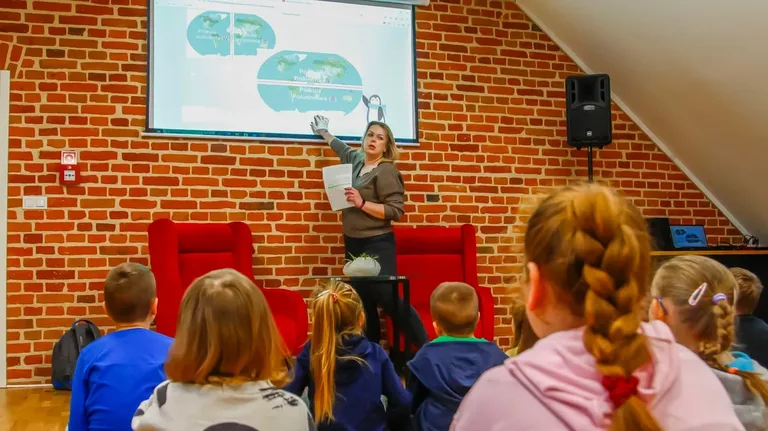  "Zimowe podróże przez świat" - Ferie w Bibliotece (zdjęcia)