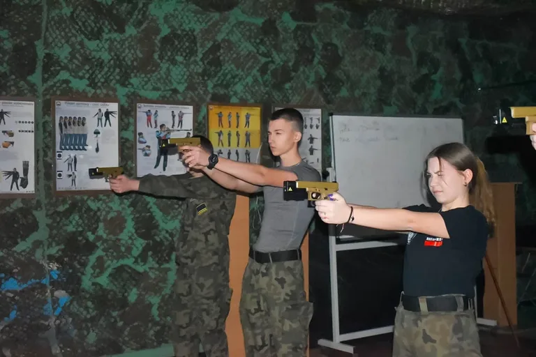  Wirtualna strzelnica w Zespole Szkół nr 1 w Ostrowi Mazowieckiej (zdjęcia)