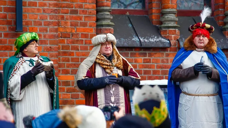Trzej Królowie i podróżujący z nimi przybieżeli do ostrowskiego Betlejem (zdjęcia)
