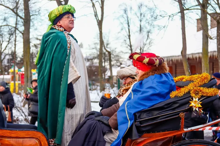 Trzej Królowie i podróżujący z nimi przybieżeli do ostrowskiego Betlejem (zdjęcia)