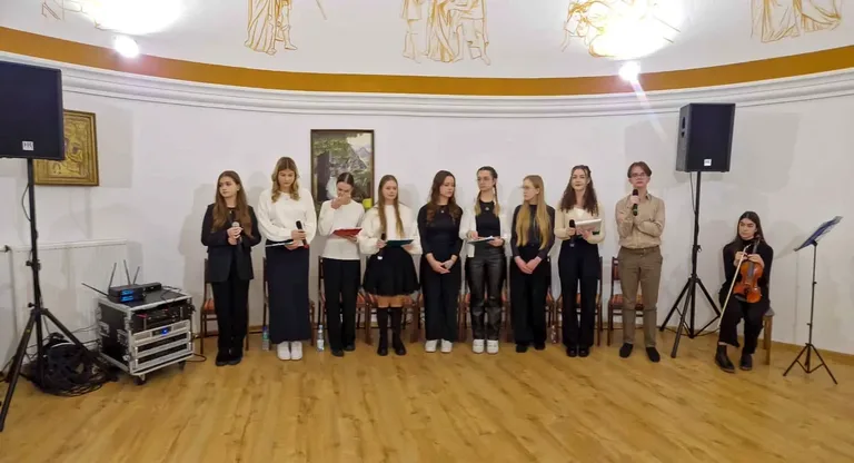 Młodzież z LO im. Mikołaja Kopernika celebrowała Święta Bożego Narodzenia w "Domu z Sercem" (zdjęcia)