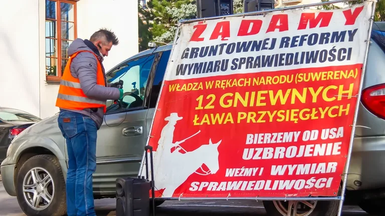 Protest przeciwko korupcji w Ostrowi Mazowieckiej (zdjęcia, wideo) /CZEKA /SZKIC - CZEKA NA WIDEO