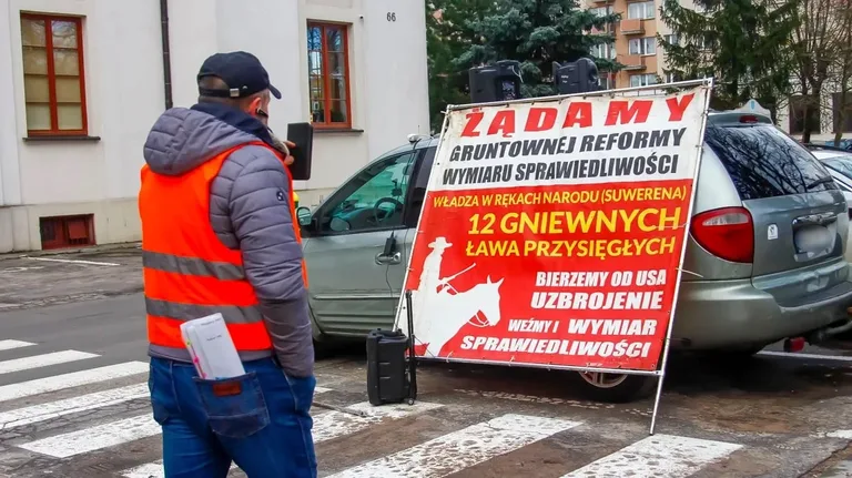 Protest przeciwko korupcji w Ostrowi Mazowieckiej (zdjęcia, wideo) /CZEKA /SZKIC - CZEKA NA WIDEO