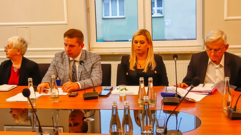 Decydujące momenty w Ostrowi Mazowieckiej: LXVIII Sesja Rady Powiatu kształtuje przyszłość regionu (zdjęcia)