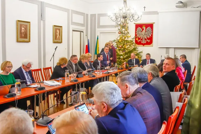 LIV Sesja Rady Miasta Ostrów Mazowiecka: wnioski i decyzje (zdjęcia)