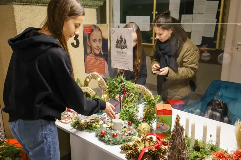 Uczniowie Szkoły Podstawowej nr 1 zorganizowali świąteczny kiermasz charytatywny (zdjęcia)