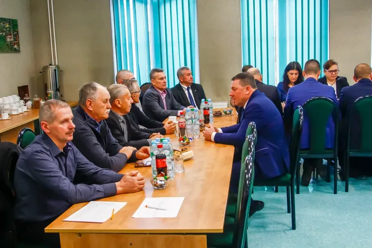Przegląd kluczowych decyzji na Sesji Rady Gminy Ostrów Mazowiecka (zdjęcia)