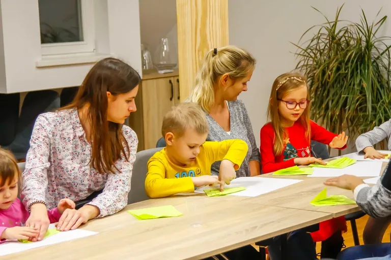 Biblioteczne świąteczne warsztaty, dla dziecka, mamy i taty (zdjęcia)