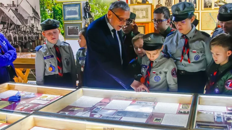 Podczas jubileuszu zaproszeni goście zwiedzili Muzeum Kresów I Ziemi Ostrowskiej (zdjęcia)