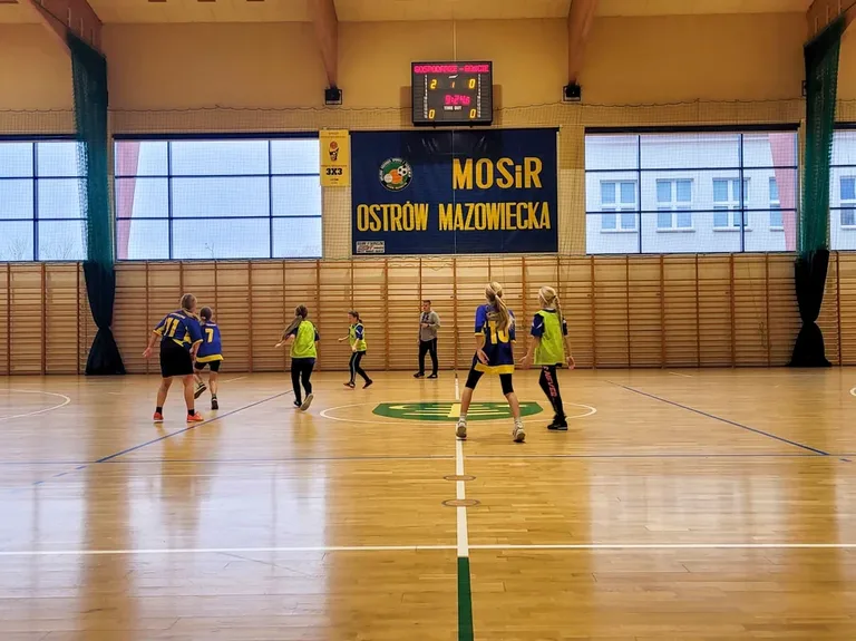 Turniej Piłki Halowej Dziewcząt w ostrowskim MOSiR (zdjęcia)