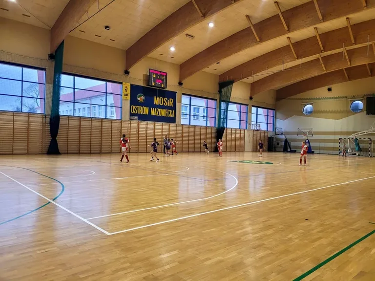 Turniej Piłki Halowej Dziewcząt w ostrowskim MOSiR (zdjęcia)