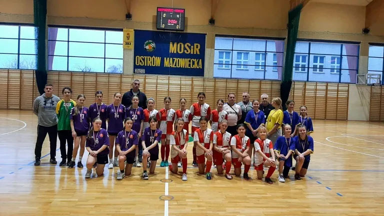 Turniej Piłki Halowej Dziewcząt w ostrowskim MOSiR (zdjęcia)