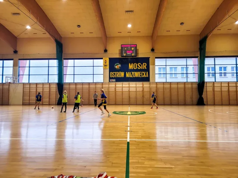 Turniej Piłki Halowej Dziewcząt w ostrowskim MOSiR (zdjęcia)