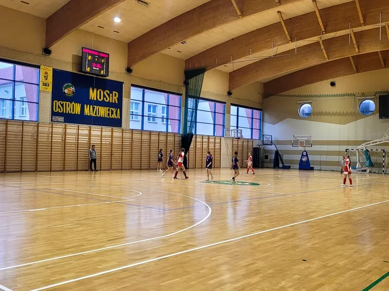 Turniej Piłki Halowej Dziewcząt w ostrowskim MOSiR (zdjęcia)