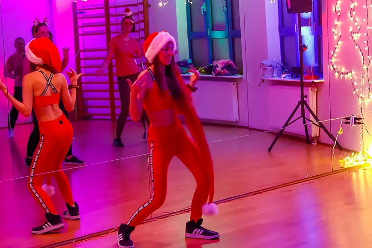 Magiczne Mikołajki w rytmie Zumba z Agatą Agą Wyrwas (zdjęcia)