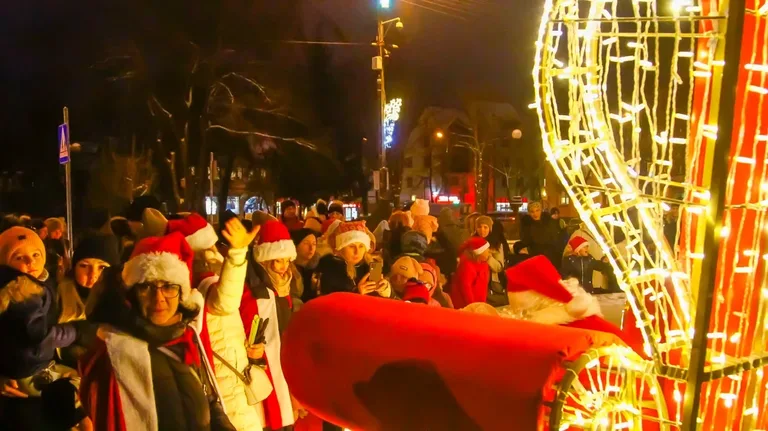 Miejska choinka zapaliła się świątecznym blaskiem w Mikołajki (zdjęcia)