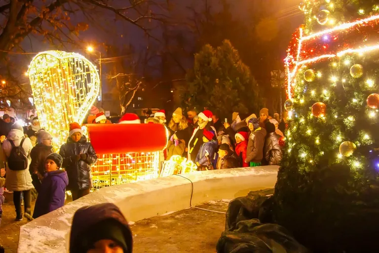 Miejska choinka zapaliła się świątecznym blaskiem w Mikołajki (zdjęcia)