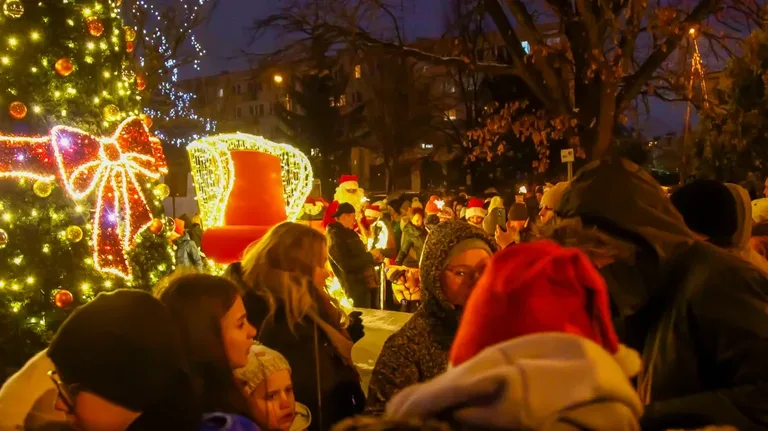 Miejska choinka zapaliła się świątecznym blaskiem w Mikołajki (zdjęcia)