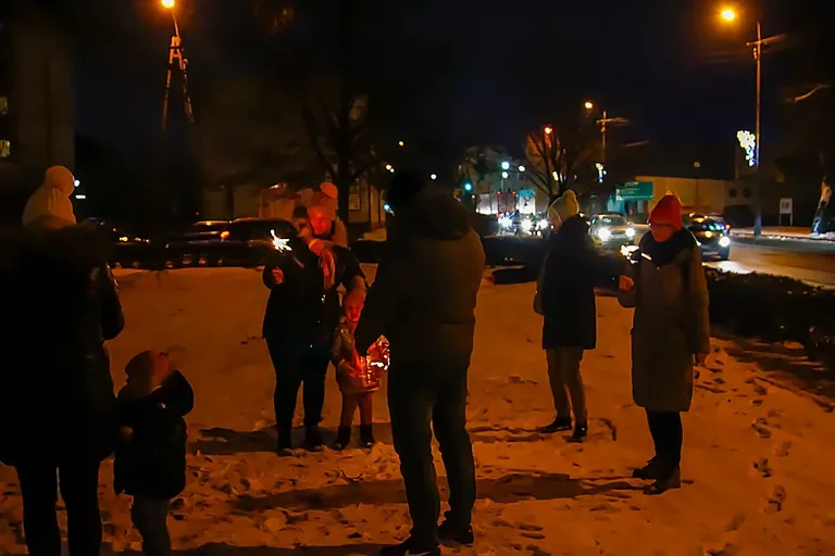 Miejska choinka zapaliła się świątecznym blaskiem w Mikołajki (zdjęcia)