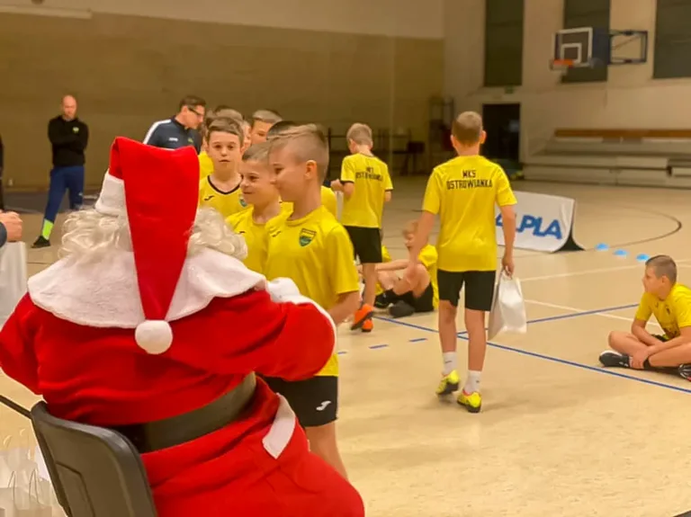  Piłkarze z MKS Ostrowianka świętowali razem Mikołajki (zdjęcia)