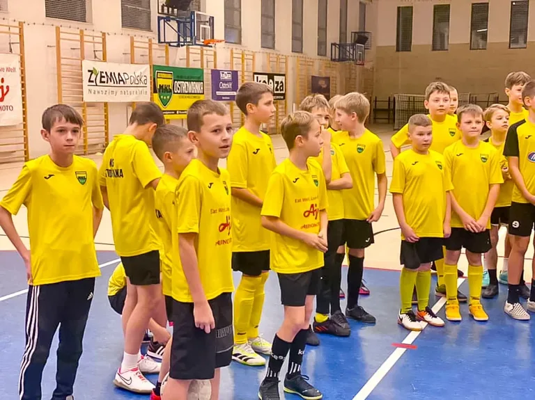 Piłkarze z MKS Ostrowianka świętowali razem Mikołajki (zdjęcia)