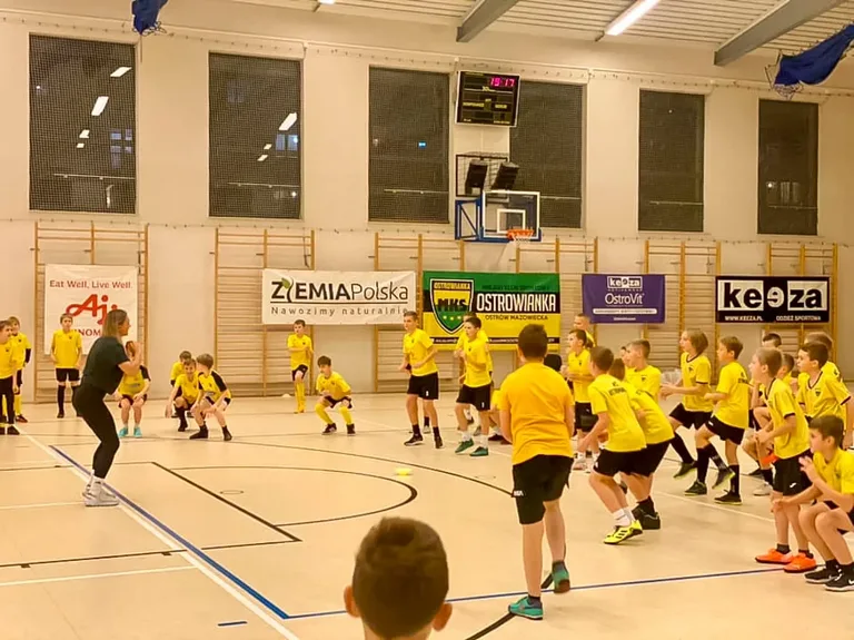  Piłkarze z MKS Ostrowianka świętowali razem Mikołajki (zdjęcia)