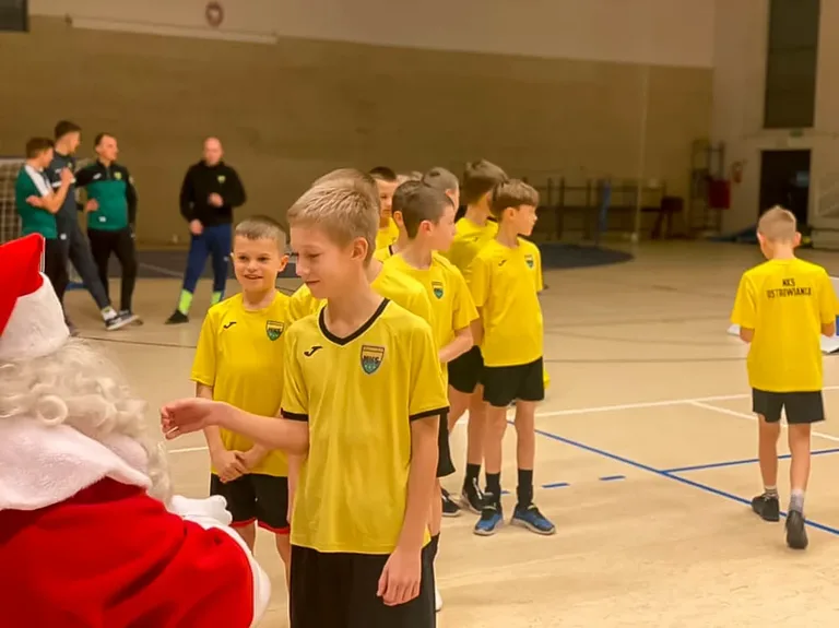  Piłkarze z MKS Ostrowianka świętowali razem Mikołajki (zdjęcia)