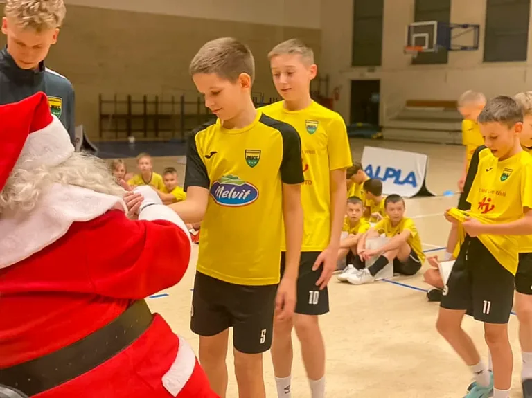  Piłkarze z MKS Ostrowianka świętowali razem Mikołajki (zdjęcia)