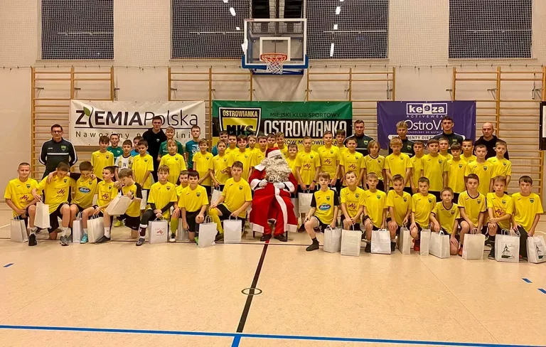  Piłkarze z MKS Ostrowianka świętowali razem Mikołajki (zdjęcia)