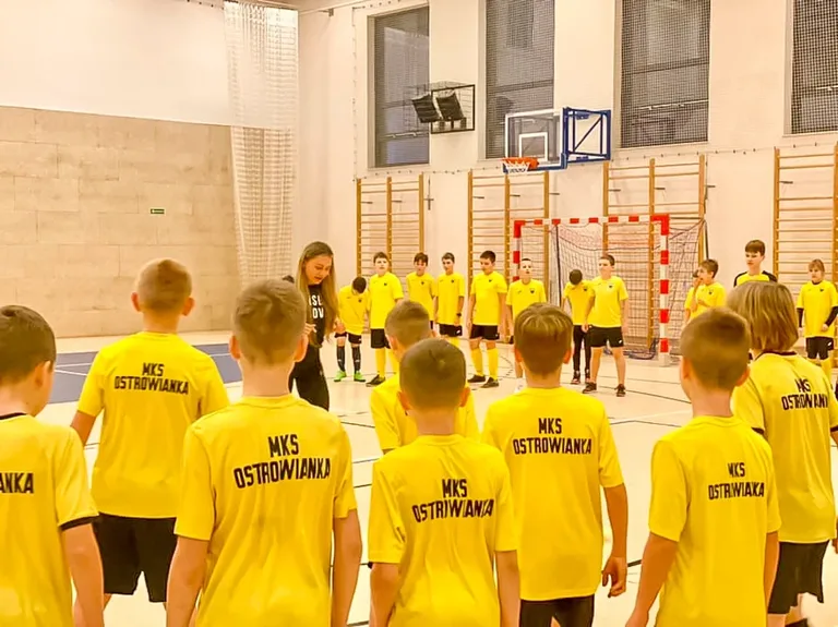  Piłkarze z MKS Ostrowianka świętowali razem Mikołajki (zdjęcia)