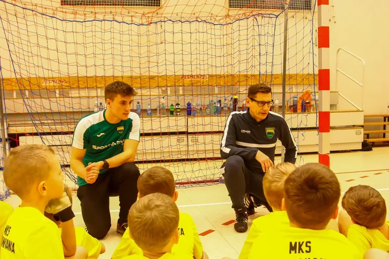 Piłkarze z MKS Ostrowianka świętowali razem Mikołajki (zdjęcia)