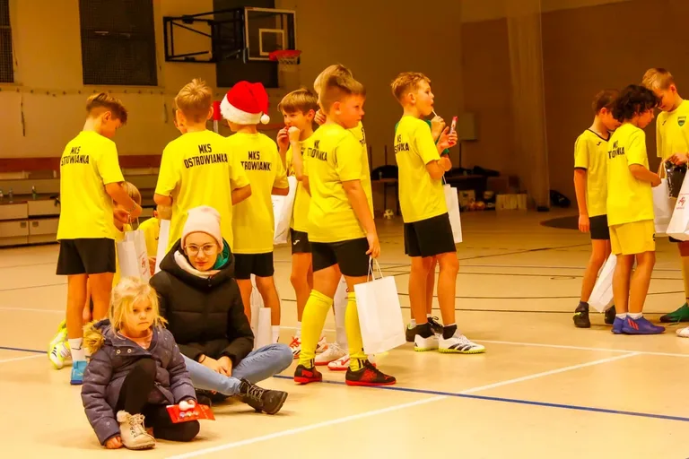 Piłkarze z MKS Ostrowianka świętowali razem Mikołajki (zdjęcia)