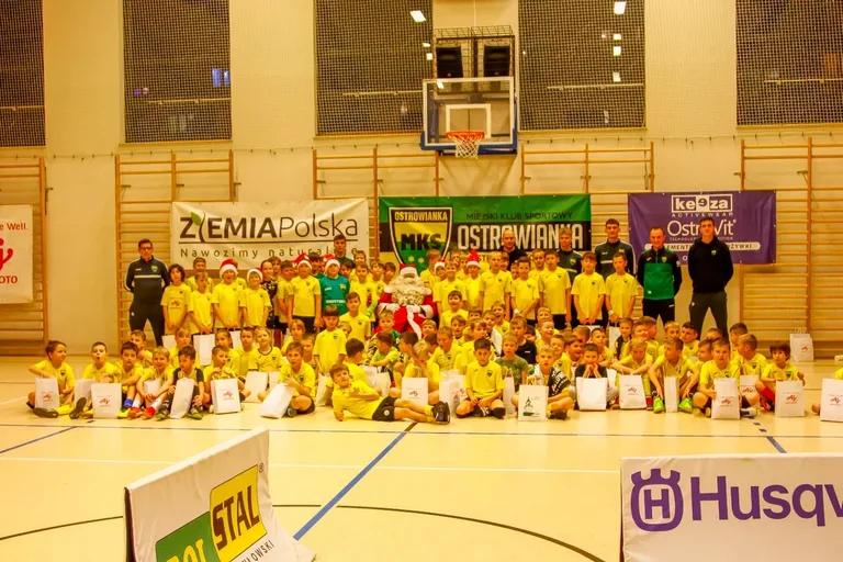Piłkarze z MKS Ostrowianka świętowali razem Mikołajki (zdjęcia)