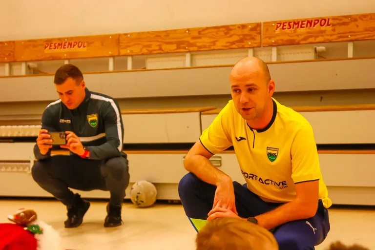 Piłkarze z MKS Ostrowianka świętowali razem Mikołajki (zdjęcia)