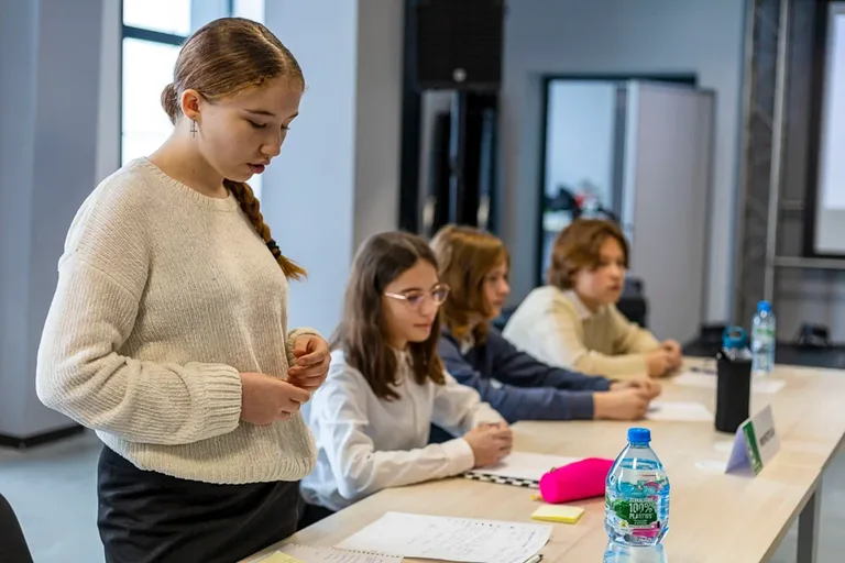 Grupy ostrowskiej młodzieży dyskutują o historii (zdjęcia)