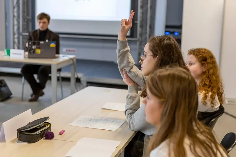 Grupy ostrowskiej młodzieży dyskutują o historii (zdjęcia)
