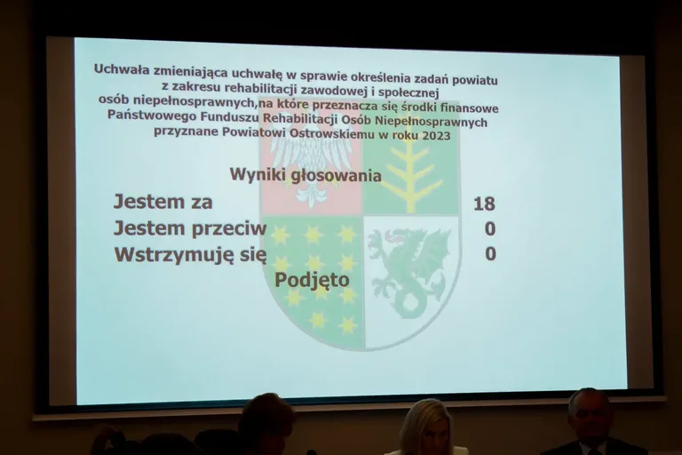 Rada Powiatu w Ostrowi Mazowieckiej podejmuje kluczowe decyzje w obszarze finansów i kultury (zdjęcia)