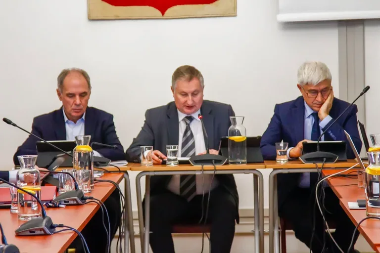 Strategiczne decyzje dla przyszłości Ostrowi Mazowieckiej: Podsumowanie LIII Sesji Rady Miasta (zdjęcia)