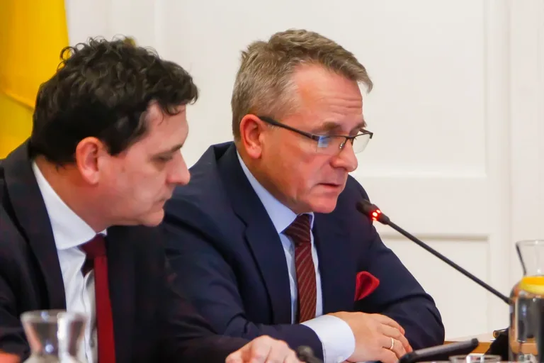 Strategiczne decyzje dla przyszłości Ostrowi Mazowieckiej: Podsumowanie LIII Sesji Rady Miasta (zdjęcia)