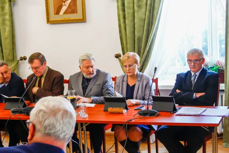 Strategiczne decyzje dla przyszłości Ostrowi Mazowieckiej: Podsumowanie LIII Sesji Rady Miasta (zdjęcia)