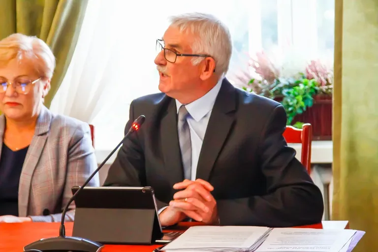 Strategiczne decyzje dla przyszłości Ostrowi Mazowieckiej: Podsumowanie LIII Sesji Rady Miasta (zdjęcia)