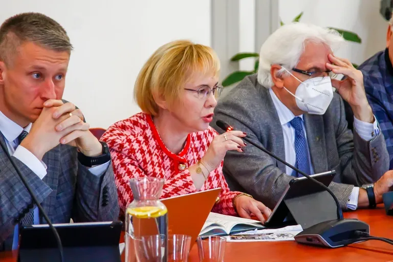 Strategiczne decyzje dla przyszłości Ostrowi Mazowieckiej: Podsumowanie LIII Sesji Rady Miasta (zdjęcia)