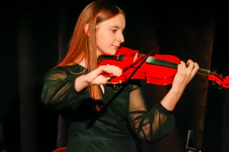 "Koncert jesienny" w Teatrze Scena Kotłownia - młodzi muzycy zabłysnęli zdolnościami i talentem (zdjęcia)