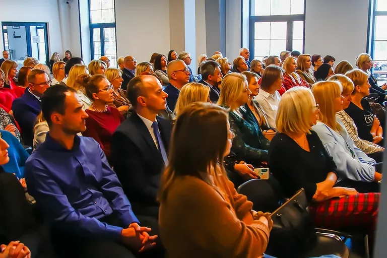 "Odpowiedzialni społecznie". Wykłady, panel dyskusyjny i wystawa prac wychowanków (zdjęcia)