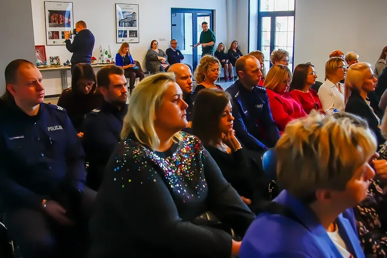 "Odpowiedzialni społecznie". Wykłady, panel dyskusyjny i wystawa prac wychowanków (zdjęcia)