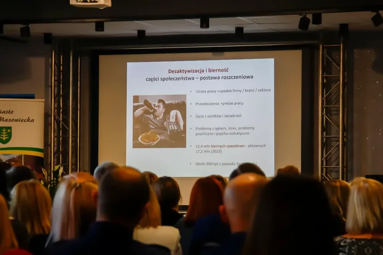 "Odpowiedzialni społecznie". Wykłady, panel dyskusyjny i wystawa prac wychowanków (zdjęcia)