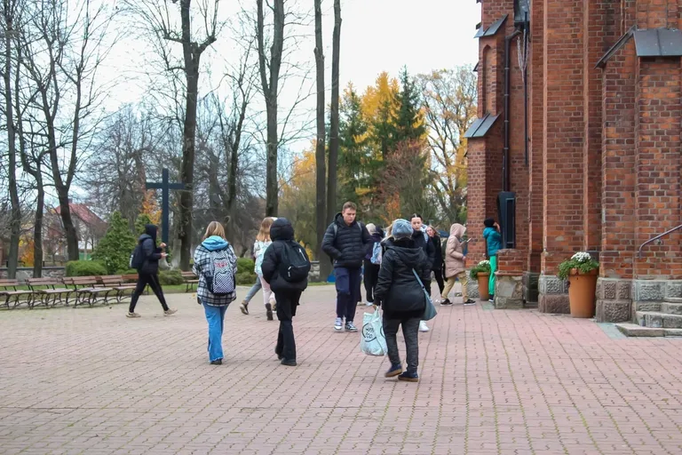 Uczestnicy premiery terenowej grywalizacji szli "Nieznanymi śladami Pileckich" (zdjęcia)