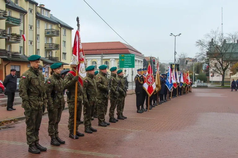 Płomień patriotyzmu płonął jasno podczas Obchodów Narodowego Święta Niepodległości w Ostrowi Mazowieckiej (zdjęcia)