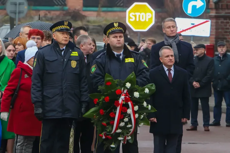 Płomień patriotyzmu płonął jasno podczas Obchodów Narodowego Święta Niepodległości w Ostrowi Mazowieckiej (zdjęcia)